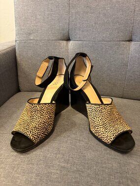 Vince Camuto Leopard Print Wedge Sandals Ankle Strap Suede Size 9.5
